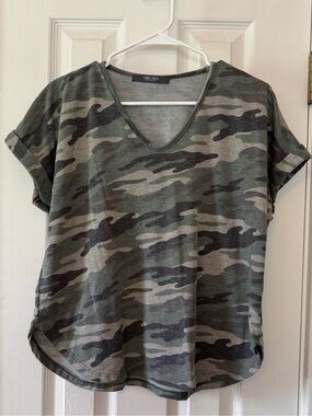 Coin 1804 Los Angeles Camo V-Neck Tee  Women’s L/XL Rolled Sleeve Soft Casual